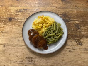 Smaakrijk - Gebakken aardappels, sperziebonen en gehaktbal